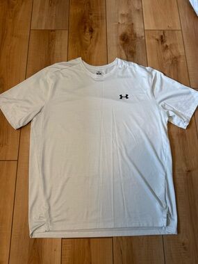 Under Armour Men’s White Loose Fit Performance T-Shirt